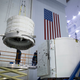 El BEAM plegado a punto de entrar en la cápsula Dragon / SpaceX